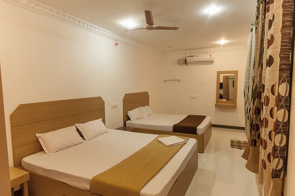 4 Bed Deluxe Rooms in Hotel Nachiappa Palace
