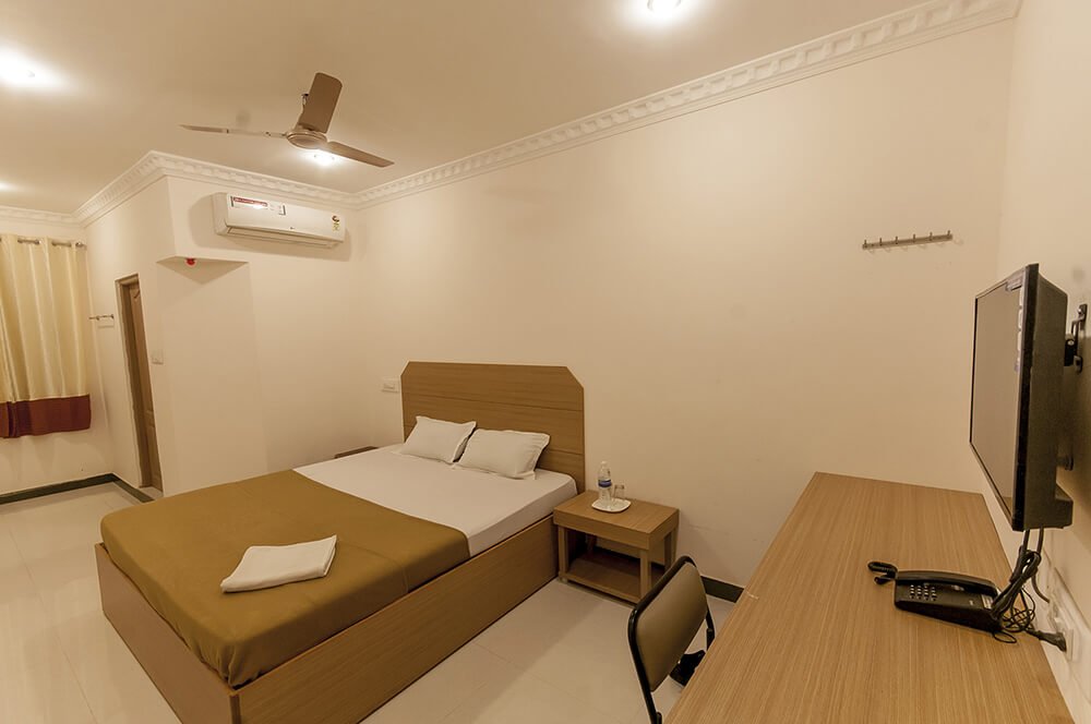 Double Bed Deluxe Rooms in Hotel Nachiappa Palace